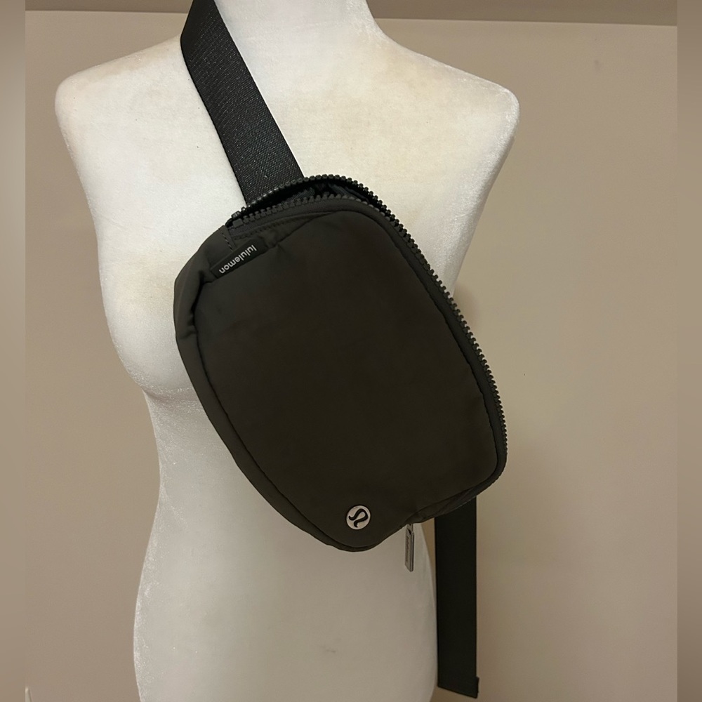 Lululemon Sage Green Everywhere Belt